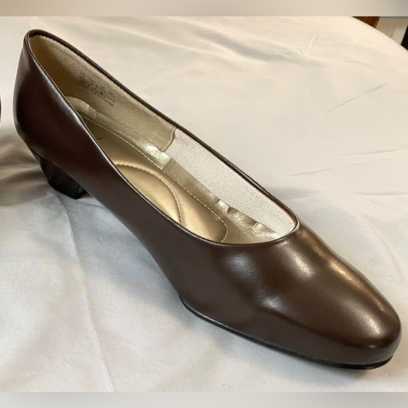 Size 11 Soft Style Women's Brown Shoes - Picture 3 of 4